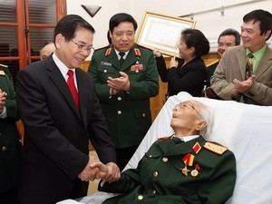 Chủ tịch nước Nguyễn Minh Triết và Đảng ủy quân sự Trung ương chúc mừng Đại tướng Võ Nguyên Giáp nhận Huy hiệu 70 năm tuổi Đảng. (Ảnh Nguyễn KhangTTXVN)